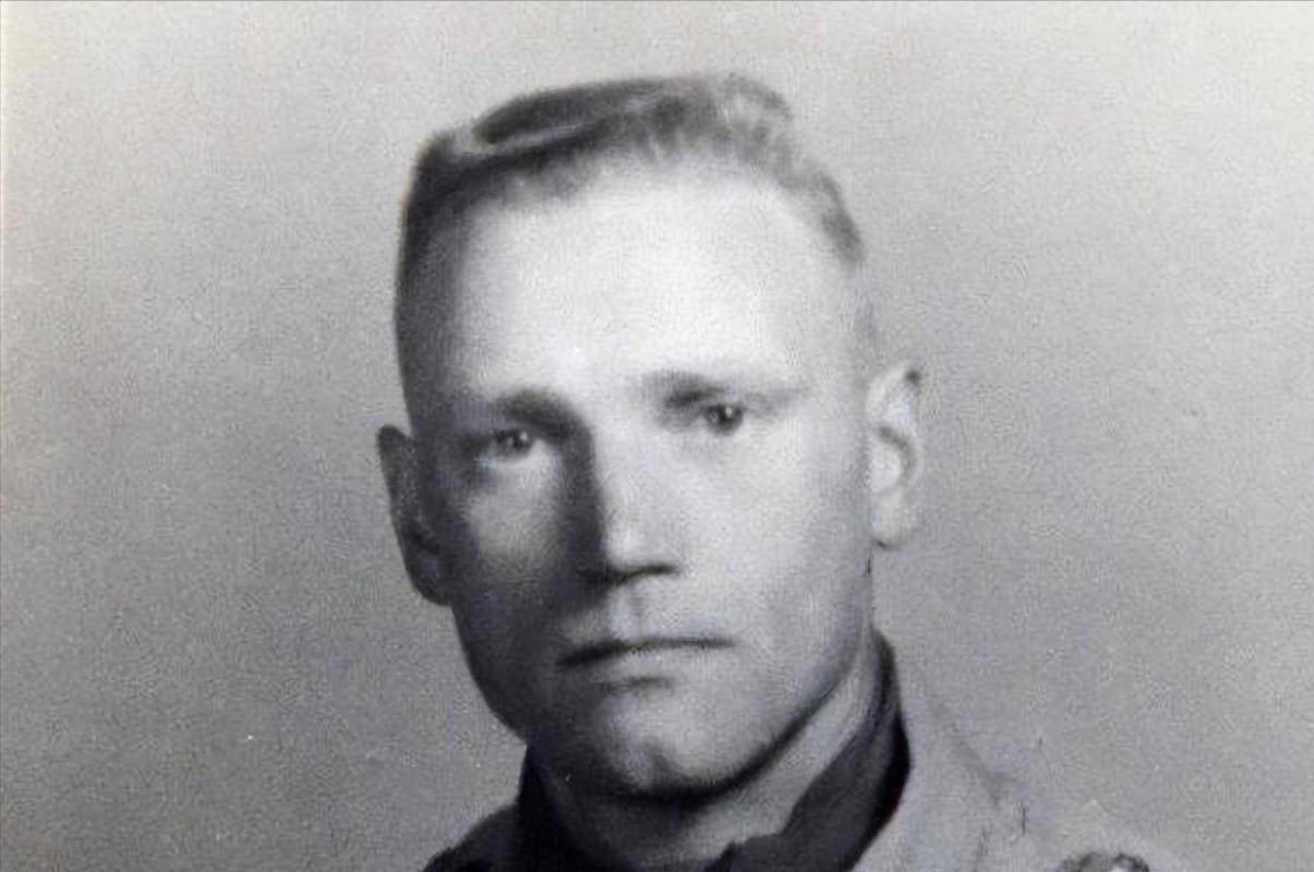 拉瑞索恩以志愿兵的身份在1939年参加了苏芬战争,拉瑞索恩在拉多加湖