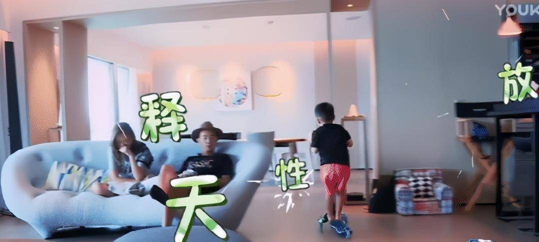 山鸡哥陈小春晒香港豪宅房子面积非常大装修至少几百万