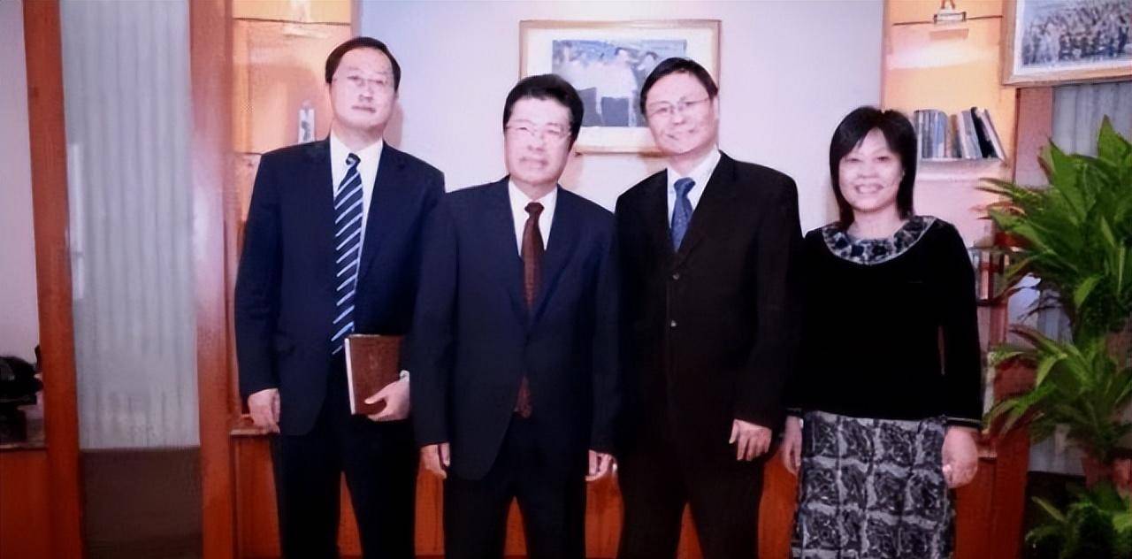 原创每年净赚94亿坐拥4857亿身价的何享健3个子女却无人继承家业