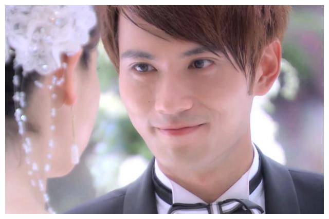 位优秀的演员,在商业领域也是游刃有余,不仅投资餐厅,还入股华谊兄弟