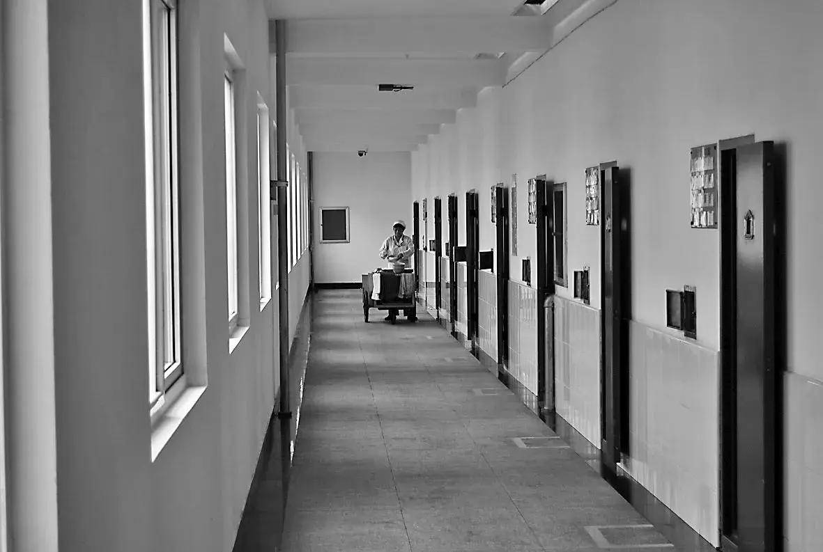 我在监狱里的那点事1:初进看守所,没挨"杀威棒",只能睡厕所