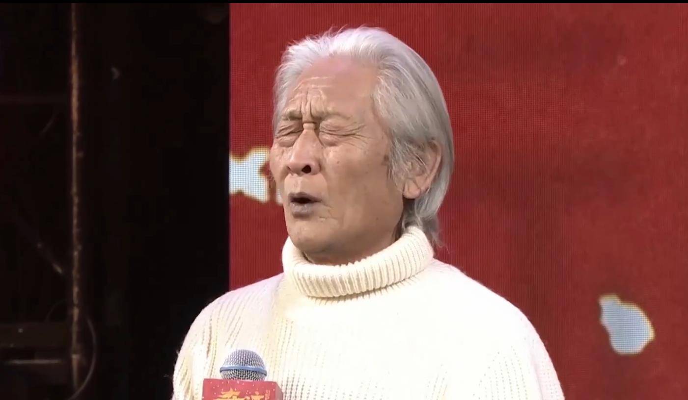 不久前,在《奇迹笨小孩》的迎春年会上,75岁的老戏骨巩金国曾当着众人