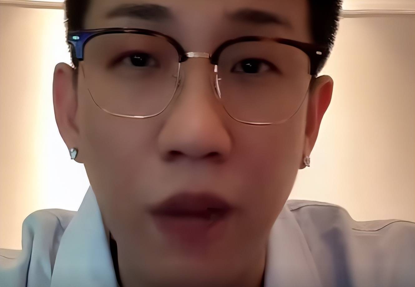 原创和百万粉丝女网红同居了主播老白不喝酒透露准备了3000万出来玩