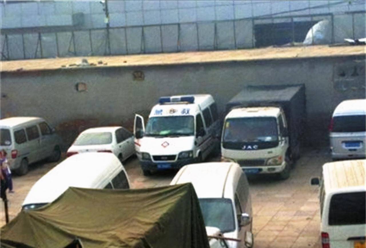 原创黑救护车的生意经人死在半路钱要翻倍敢举报就拉去殡仪馆烧了