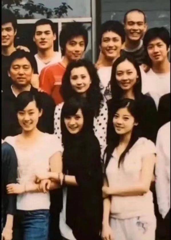 杨幂张小斐被拍到聚餐后手挽手走出大学同学感情维持一直不错