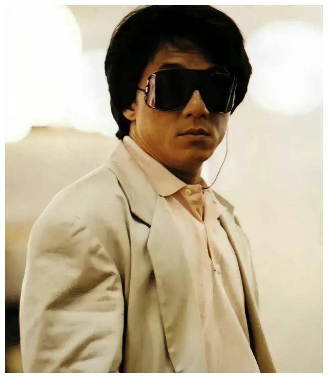 成龙头发花白网友晒出断崖式衰老照震撼一时