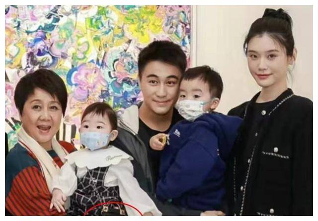 目前奚梦瑶和何猷君的兄弟姐妹出现在澳门,被发现了.