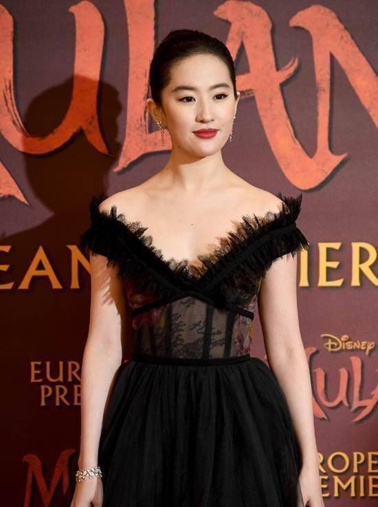 原创原创神仙姐姐刘亦菲果然够狠大领礼裙秀锁骨高贵如黑天鹅