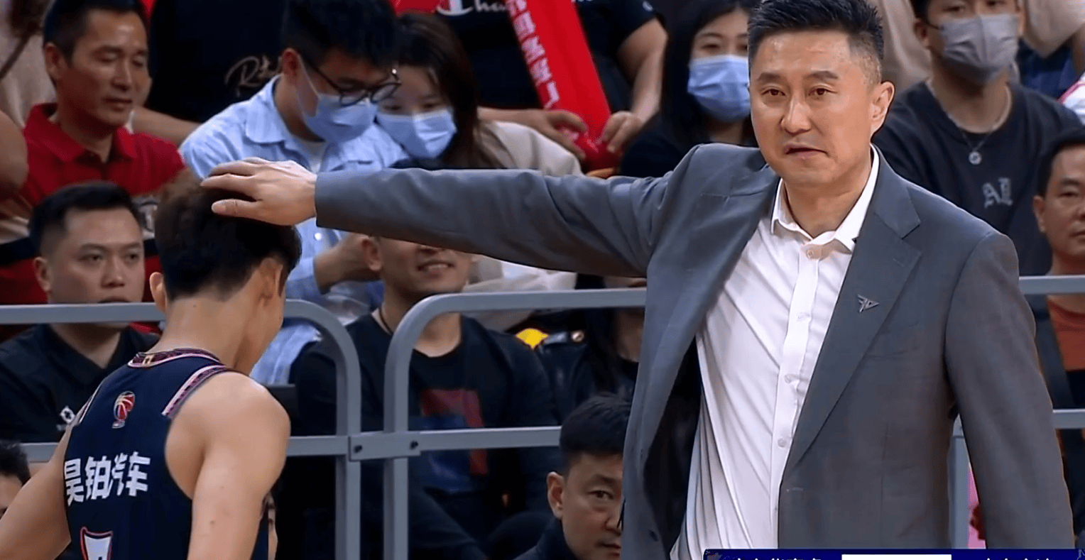 广东三节16分大优锁定胜局胡明轩周琦打疯了杜锋场边痛批徐杰