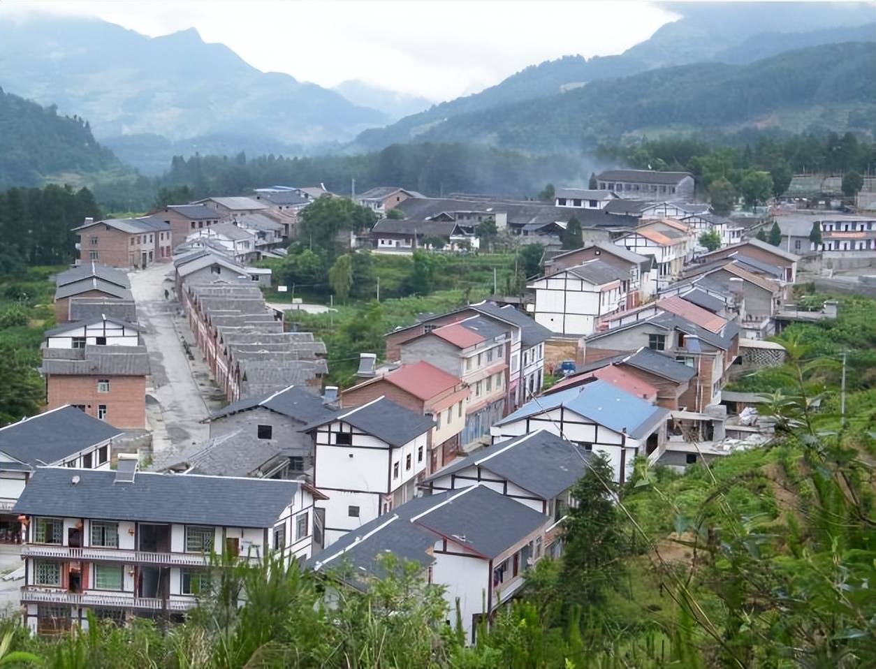 贵州道真云栖湖度假区夏季平均温度23c森林覆盖率高达70以上