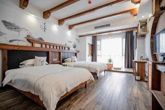 黄山景区:想看日出日落的一定要住山顶的酒店宏村镇:可以选择南湖书院