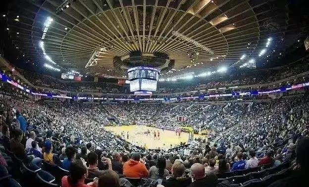 球裤中心是70-80年代的地图版队徽图案.