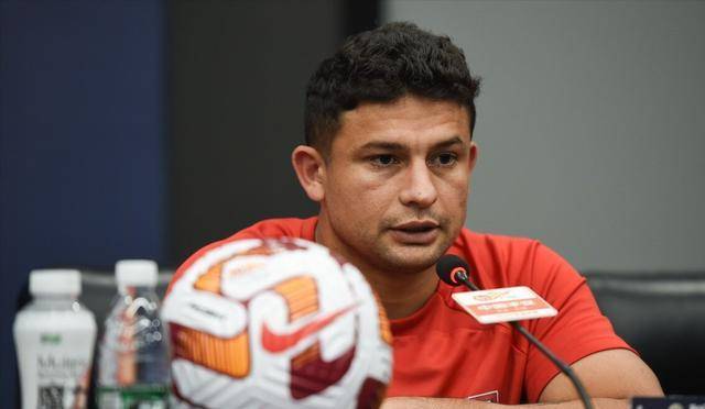 国足归化球员身体状态备受质疑引发球迷担忧