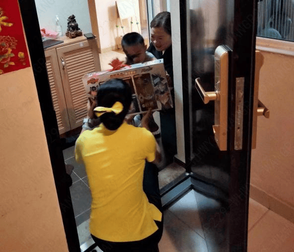 (图为万科物业管家为业主送上惊喜服务)"为有需要的业主提供力所能及