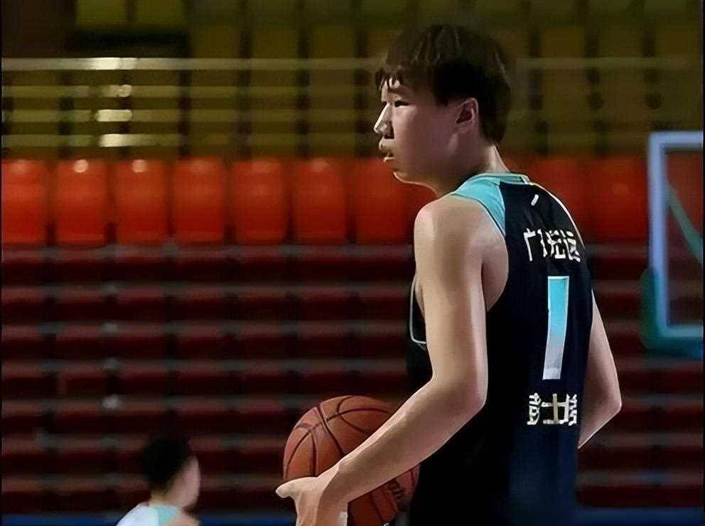 广东宏远逐渐为年轻球员提供更多上场机会,特别是黄明依和张昊在对阵