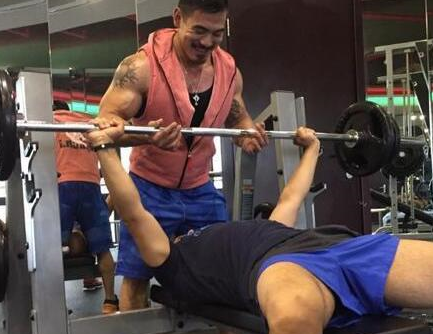 胸肌维度不够大三个动作强化你的胸肌让你的胸肌更宽阔