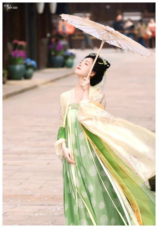陈都灵唐装惊艳赏,撑伞盘发仙女姿,淡黄衣裙胜美画._姐姐_造型_古装