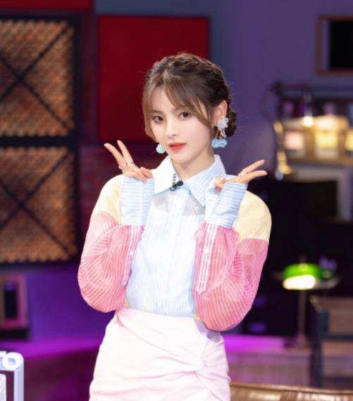 原创杨超越从餐厅服务员到女偶像让多少二代们把不服气咽回了肚子