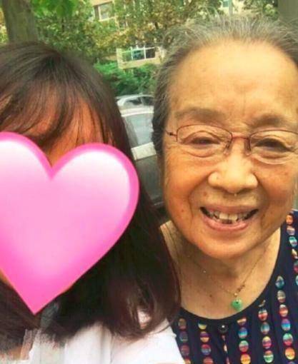 原创"容嬷嬷"李明启现状如何?耐心与粉丝拍照,84岁身体仍康健