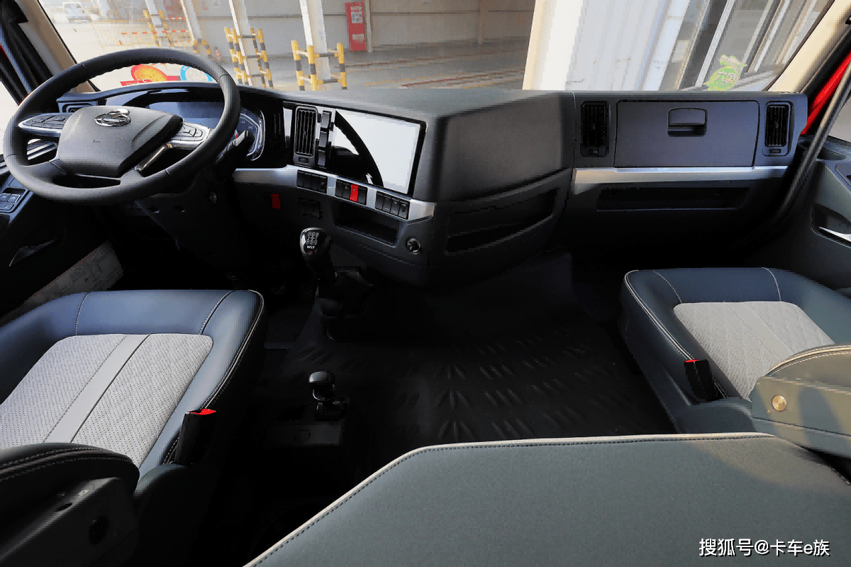 中控区7寸多媒体大屏具备影视,音乐等娱乐功能,以及乘龙v 车联网3