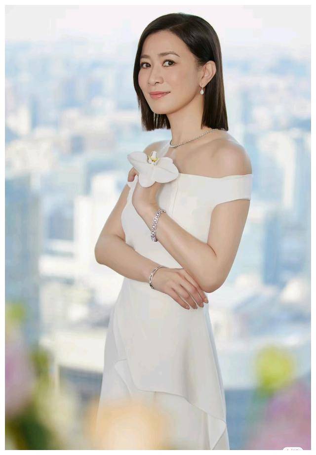 沈佳宜潮流演绎晒出最新自拍展现不同风格敢于尝试