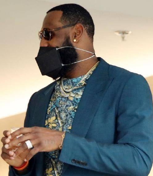 原创"手术"很成功!詹姆斯穿西装现身,头发密集大变样,倒计时2天