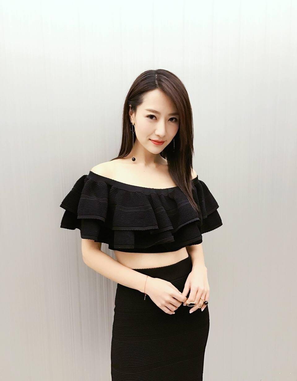 白冰这身材前凸后翘,性感撩人让人欲罢不能!_女神_生活_本事