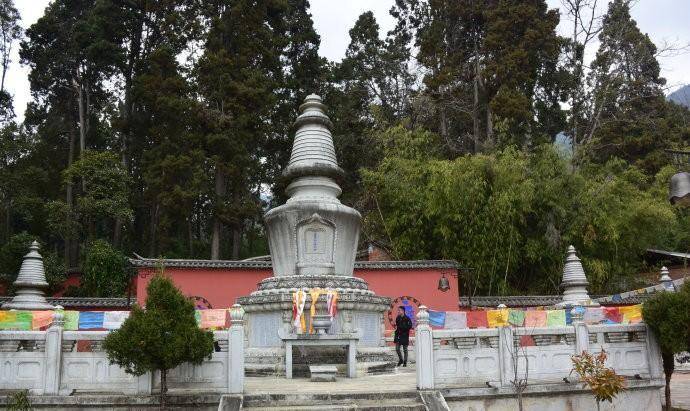 虚云禅师荼毗(焚烧)之后,弟子得到了五色舍利子数百粒,其中最大的一颗