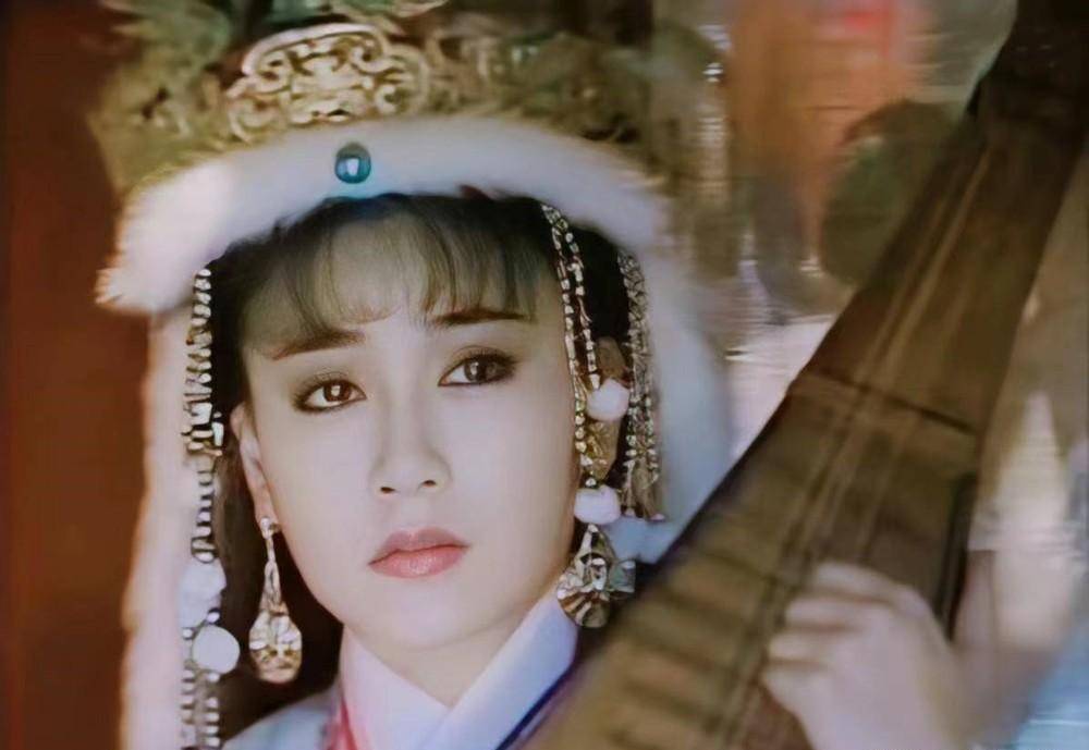 王昭君为爱出塞,与皇帝有情人不能眷属,身亡殉情,颇有烈女风范.