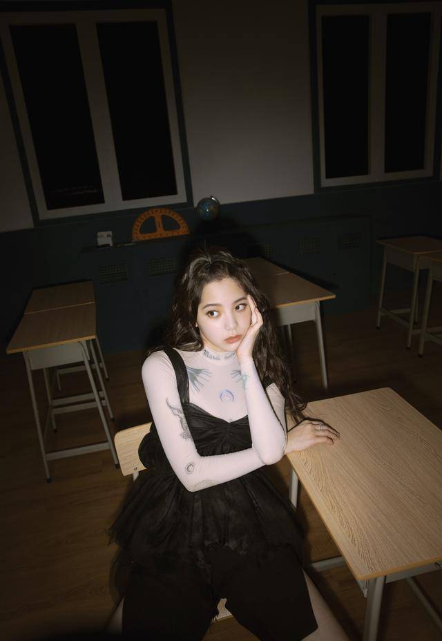 原创欧阳娜娜尝试不良少女自拍将纹身穿在身上谁能不爱