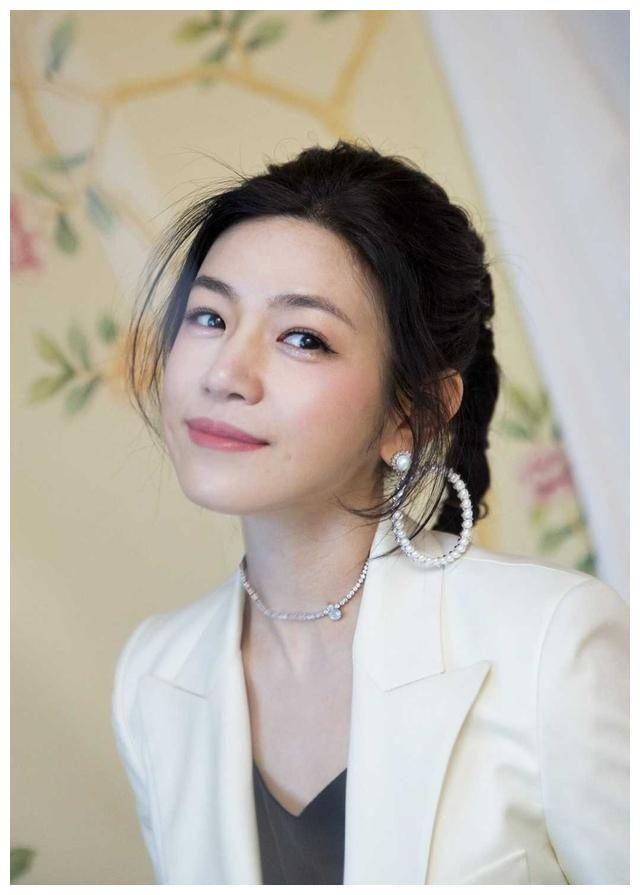 陈妍希罕见亮相穿吊带裙如女王陈晓靓装小跟班