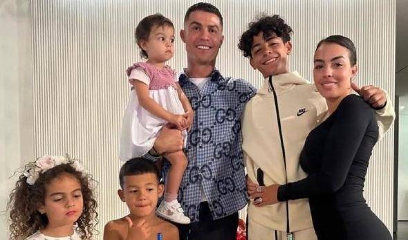 c罗家7口度假牵四个孩子漫步沙滩父爱如山温馨动人