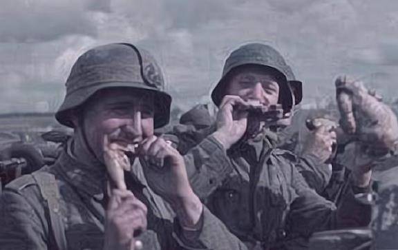 看看1941年意大利军队东线士兵每日口粮供给单有多达16种食物选择中