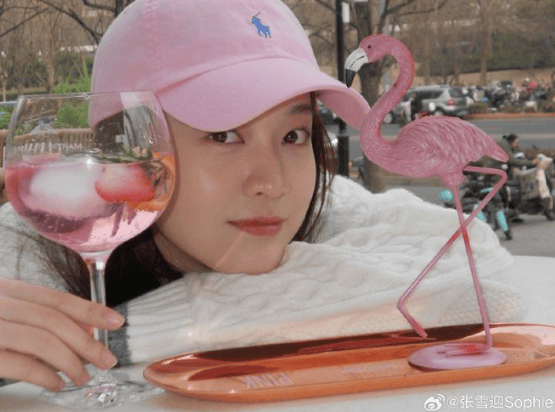 3月20日是春分,当天张雪迎在个人社交平台上分享了一组九宫格美照,配