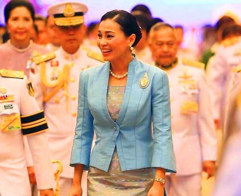 王后送诗妮娜贵妃最后一程,两人惺惺相惜握手长谈,最终冰释前嫌