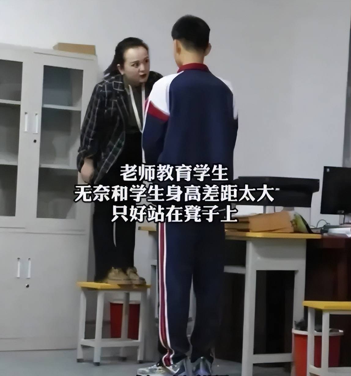 原创10后学生吃啥长大的一男生长得太高女教师不得已站凳子上训话