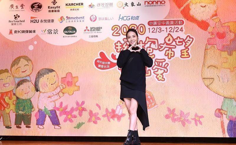 原创与周杰伦分手嫁富豪40的侯佩岑魅力不减穿黑色长裙好时髦