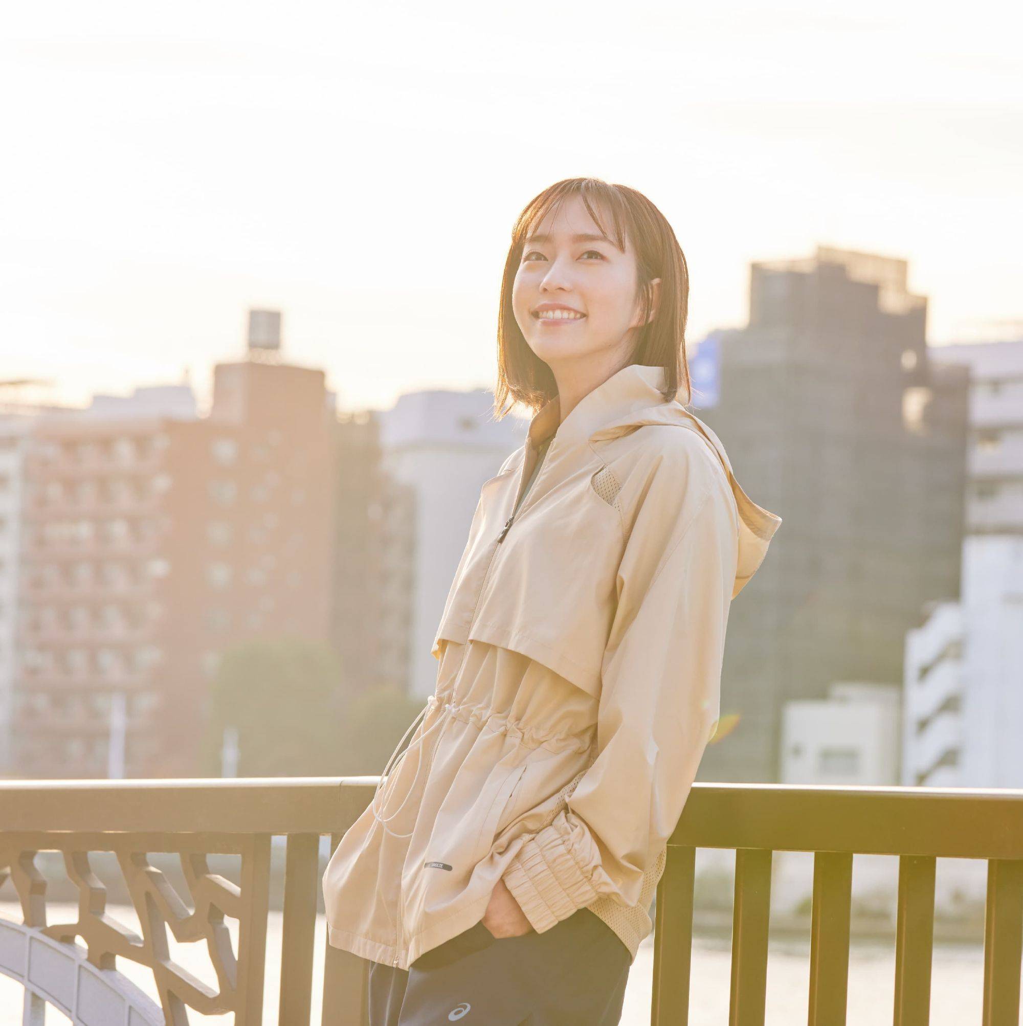 从照片可以看到,石川佳纯一身运动装扮,脸上洋溢着甜美的笑容,在阳光