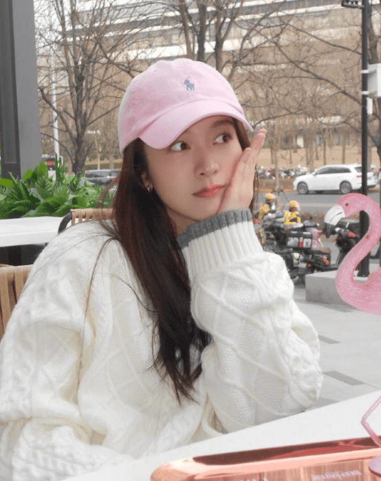 3月20日是春分,当天张雪迎在个人社交平台上分享了一组九宫格美照,配