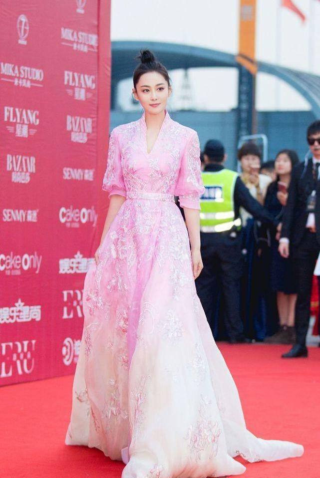 张馨予的身材已经够好的了气质也很高级她居然还不满意要减肥