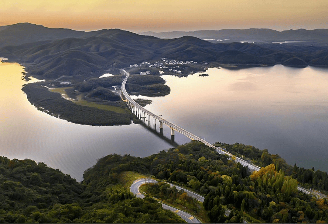 芳世湾大桥横跨陆水湖,连接官塘驿镇葛仙山村.
