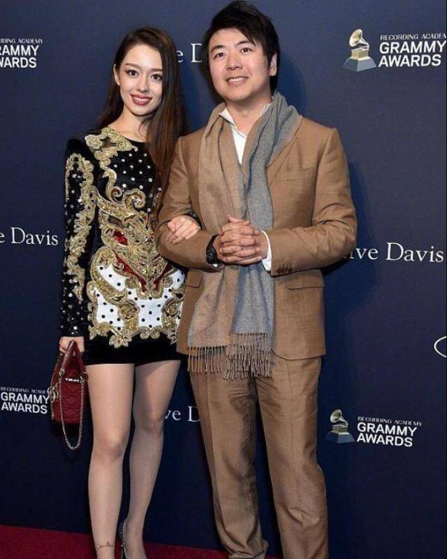 为什么吉娜很少穿短裙,当看到她的短裙照后,网友:上帝是平等的_郎朗