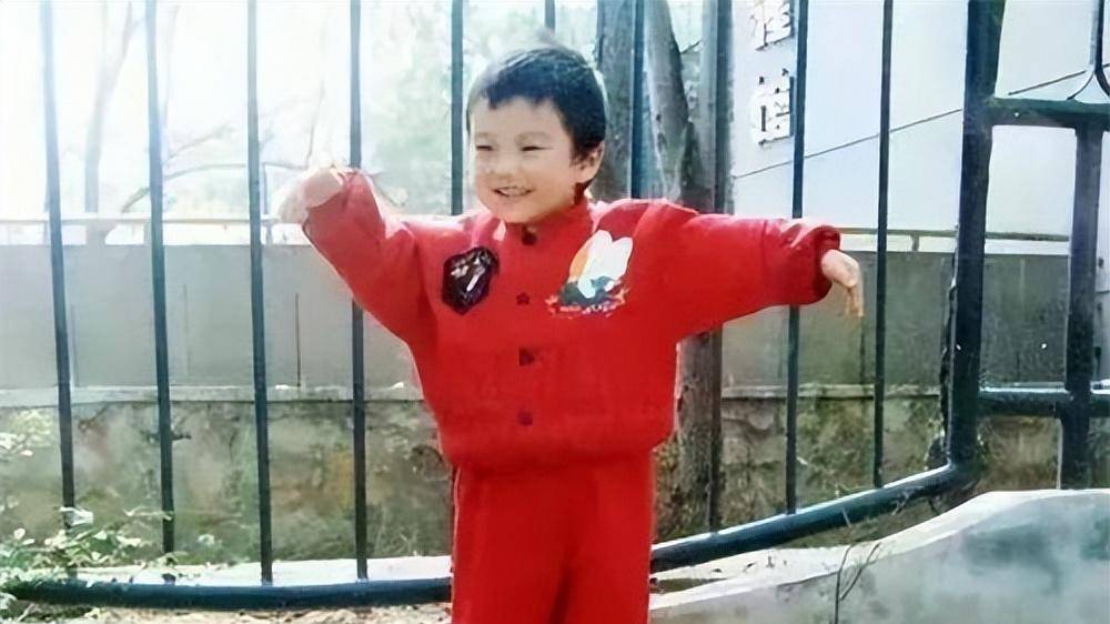 从那以后,邹翃燕便独自带着丁丁生活,她的全部收入几乎都用于照顾丁丁