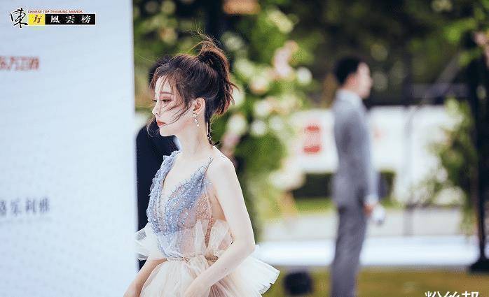 原创冯提莫荣获最佳新锐歌手白皮露背装抢眼真羡慕这身冷白皮