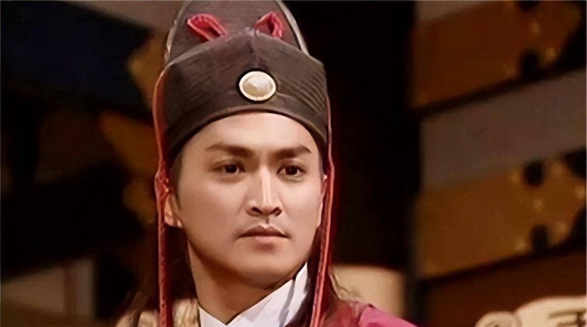 饮酒,男子也爽快,落座之后报出了自己的大名:"在下姓展名昭,字熊飞