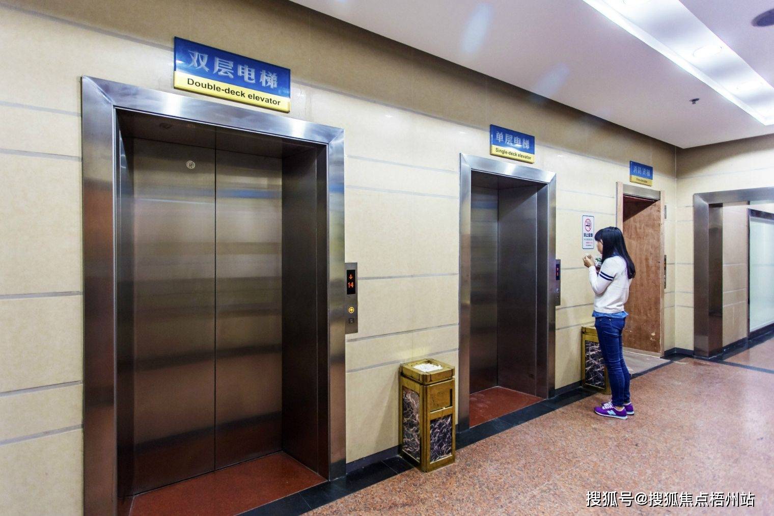 深圳爱地大厦租120人独立办公室精装修带家具交通便利可注册