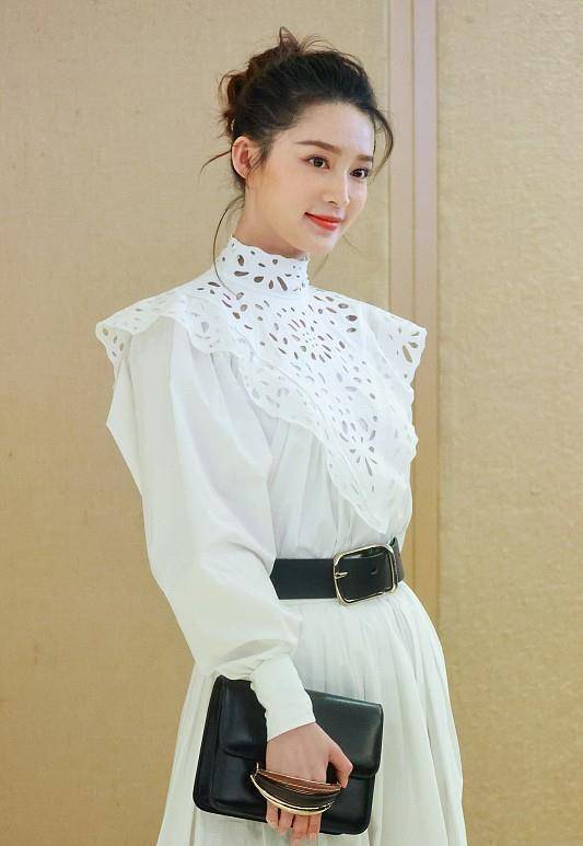 原创李沁的清纯感真撩人身穿镂空感白裙打造清纯妩媚小女人风