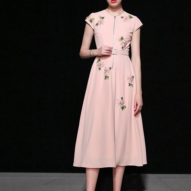 女人到了中年衣服别穿太土气多穿大牌素雅的连衣裙洋气显气质