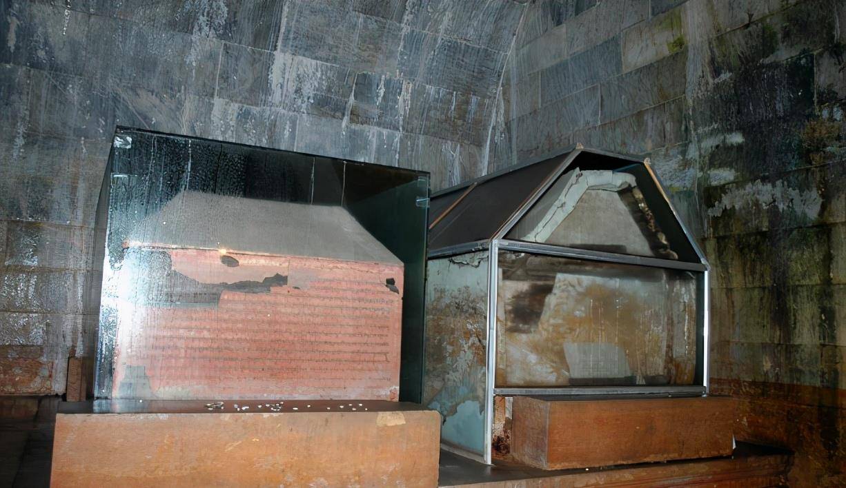 而且是并列的,如果是陪葬的也不应该并列,他们仔细搜查的墓室也没有