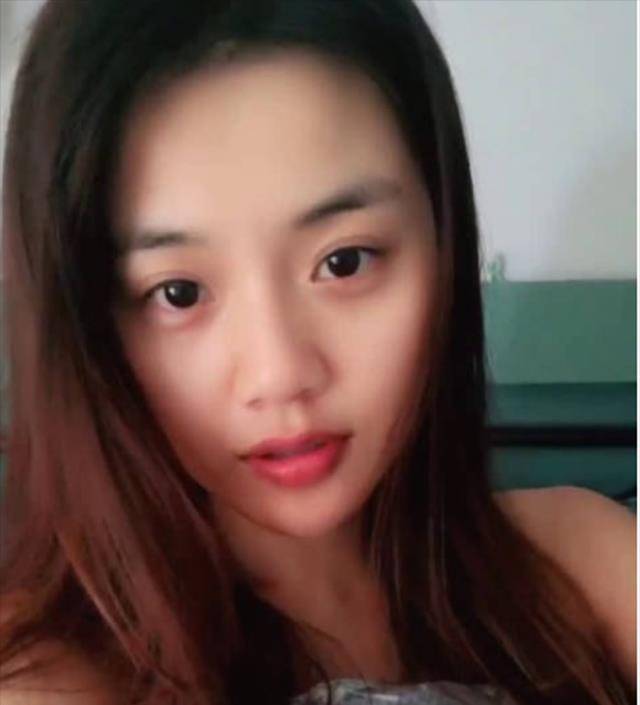 原创85后模特安天天一秒一张照片靠老年装日拍2000件衣服已买6套房